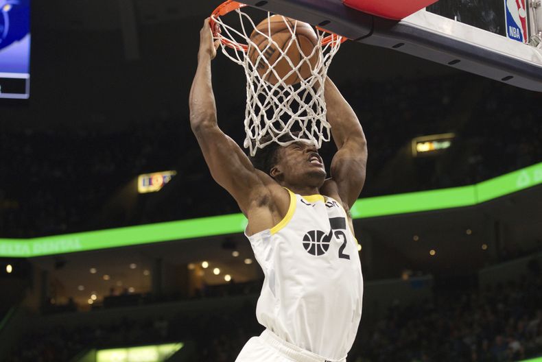 Collin Sexton, base del Jazz de Utah, realiza una clavada en el encuentro del viernes 10 de noviembre de 2023, ante los Grizzlies de Memphis (AP Foto/Nikki Boertman)