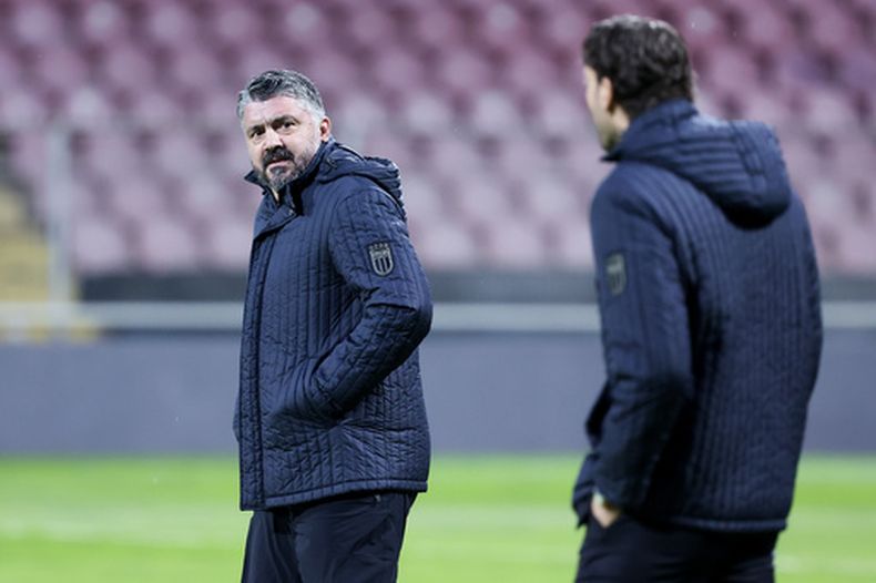 Gennaro Gattuso, izquierda, entrenador de la selección de Italia, camina sobre el césped antes del partido final de la repesca para la Copa Mundial contra Bosnia, que se disputará el martes en el estadio Bilino Polje, en Zenica, Bosnia, el lunes 30 de marzo de 2026. (Foto AP/Armin Durgut)