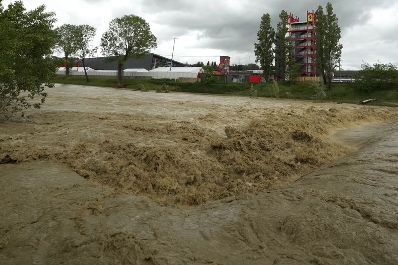 Vista del inundado río Santerno detrás del circuito Enzo y Dino Ferrari en Ímola, Italia, el miércoles 17 de mayo de 2023. La Fórmula Uno canceló el Gran Premio de Italia que debía disputarse el fin de semana en el circuito debido a las inundaciones en la región. (AP Foto/Luca Bruno)