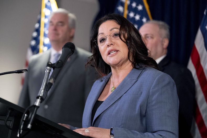 ARCHIVO - La representante republicana Lori Chavez-DeRemer, acompañada por los también republicanos Tom Emmer, izquierda, y Steve Scalise, derecha, habla en una conferencia de prensa en el Capitolio, el 25 de enero de 2023, en Washington. (AP Foto/Andrew Harnik, archivo)