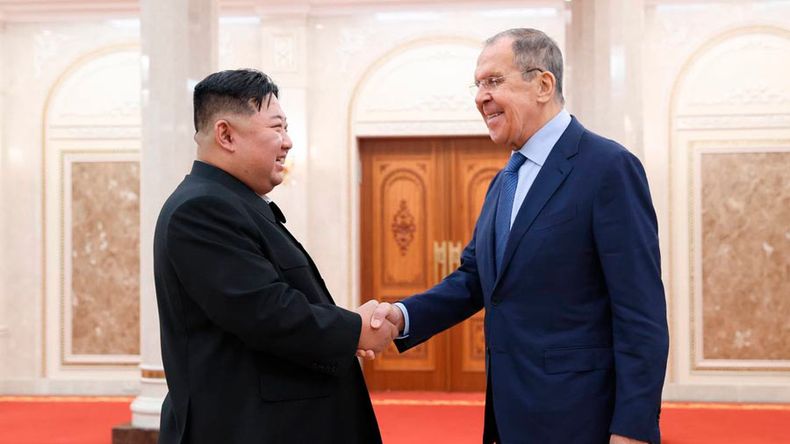 kim-jong-un-y-ministro-de-asuntos-exteriores-ruso-serguei-lavrov-13069.jpg