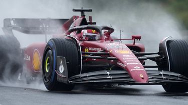 Pilotos de F1 practican bajo lluvia antes de clasificación
