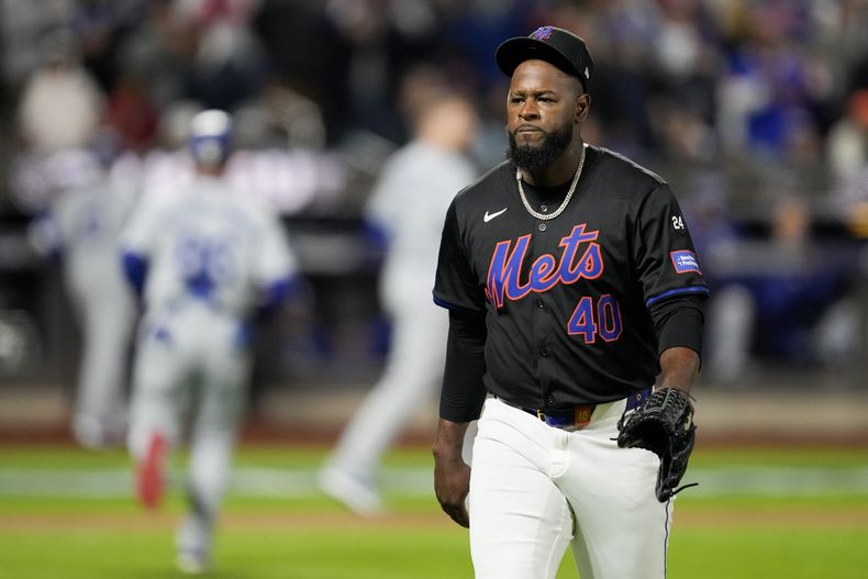 El dominicano Luis Severino, lanzador de los Mets de Nueva York, camina hacia la cueva en el tercer juego de la Serie de Campeonato de la Liga Nacional ante los Dodgers de los Ángeles, el miércoles 16 de octubre de 2024 (AP Foto/Ashley Landis)