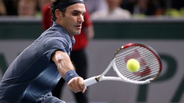 americateve | El suizo Roger Federer devuelve una pelota contra Novak Djokovic en el Masters de Par&iacute;s el s&aacute;bado, 2 de noviembre de 2013, en Par&iacute;s. (AP Photo/Francois Mori)
