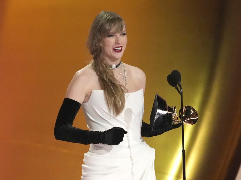 ARCHIVO - Taylor Swift acepta el premio al mejor álbum vocal pop por Midnights durante la 66ª edición anual de los Premios Grammy el 4 de febrero de 2024, en Los Ángeles. (Foto AP/Chris Pizzello, archivo)