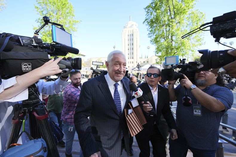 El abogado Mark Geragos llega a una audiencia para el caso de Erik y Lyle Menendez, el viernes 11 de abril de 2025, en Los Ángeles. (AP Foto/Damian Dovarganes)