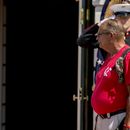Trump recibe a veterano que hace campaña contra suicidios