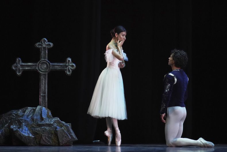 El reconocido bailarín mexicano Isaac Hernández, del American Ballet Theatre, y Jasmine Jimison, ensayan para la próxima producción de Despertares en el Auditorio Nacional de la Ciudad de México, el viernes 29 de agosto de 2025. (Foto AP/Eduardo Verdugo)