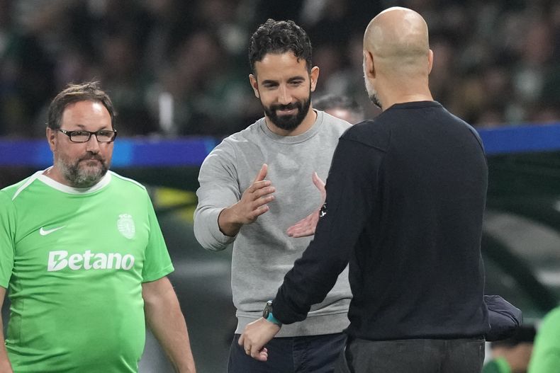 El entrenador del Sporting, Ruben Amorim, a la izquierda, estrecha la mano del entrenador del Manchester City, Pep Guardiola, después del partido de la fase inaugural de la Liga de Campeones de la UEFA entre el Sporting y el Manchester City en Lisboa, Portugal, el martes 5 de noviembre de 2024. (AP Foto/Armando Franca)