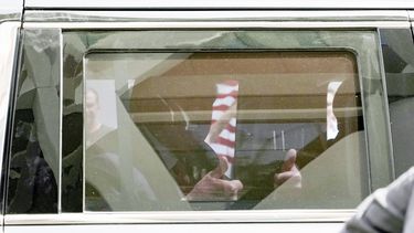 El expresidente de Estados Unidos Donald Trump levanta sus pulgares luego de partir el martes 13 de junio de 2023 del Palacio de Justicia federal Wilkie D. Ferguson Jr., en Miami, después de comparecer ante el tribunal federal por decenas de cargos relacionados con acaparamiento ilegal de documentos confidenciales y de frustrar los esfuerzos del Departamento de Justicia para que los devolviera. (AP Foto/Lynne Sladky)