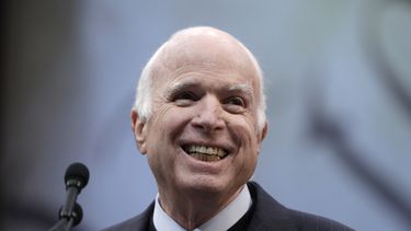 McCain, ausente en audiencias, ratifica denuncia a torturas