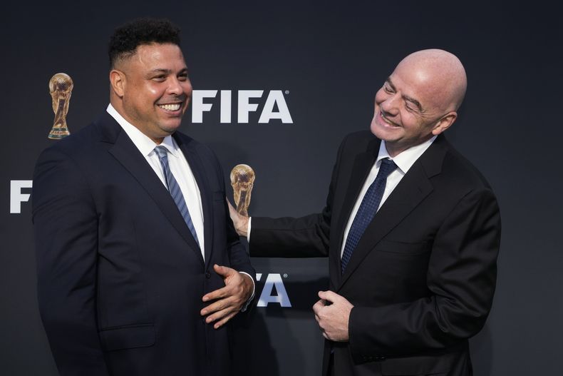 El presidente de la FIFA Gianni Infantino (derecha) y el retirado futbolista brasileño Ronaldo durante la ceremonia de presentación del logo de la Copa Mundial de 2026, el miércoles 17 de mayo de 2023, en Los Ángeles.. (AP Foto/Jae C. Hong)