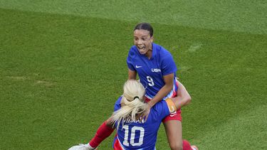 La estadounidense Mallory Swanson salta sobre Lindsey Horan al celebrar su gol ante Brasil en la final del fútbol femenino de los Juegos Olímpicos de París, el sábado 10 de agosto de 2024. (AP Foto/Vadim Ghirda)