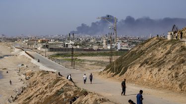 Foto que muestra a la distancia el humo que sale de la Franja de Gaza tras un ataque aéreo israelí, el 10 de julio del 2024. (AP foto/Abdel Kareem Hana)