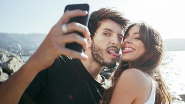 parejas: sebastian yatra y tini stoessel coincidieron