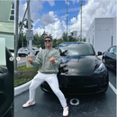 Influencer cubano Carnota celebra la compra de su Tesla a solo un año de llegar a EEUU