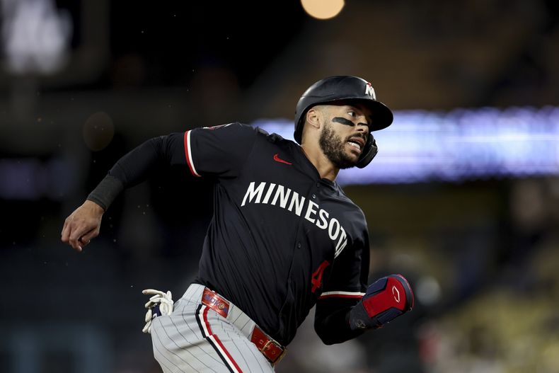 Carlos Correa de los Mellizos de Minnesota corre hacia el plato durante la novena entrada ante los Dodgers de Los Ángeles el martes 22 de julio del 2025. (AP Foto/Eric Thayer)
