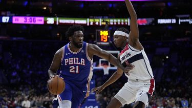 Joel Embiid, izquierda, de los 76ers de Filadelfia, intenta superar la marca defensiva de Bilal Coulibaly, de los Wizards de Washington, durante la priemra mitad del juego de baloncesto de la NBA, el lunes 11 de diciembre de 2023, en Filadelfia. (AP Foto/Matt Slocum)