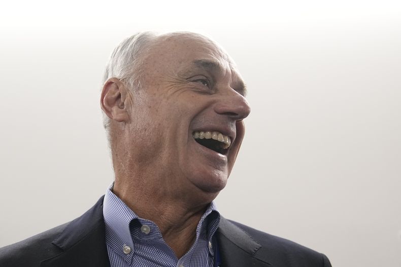 Rob Manfred, comisionado de las Grandes Ligas, habla con la prensa antes del primer juego de la Serie Mundial, el viernes 27 de octubre de 2023, en Arlington, Texas (AP Foto/Brynn Anderson)