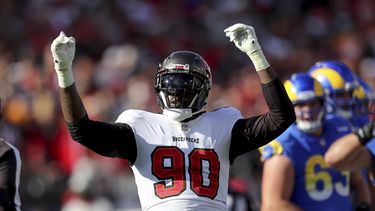 ARCHIVO - Jason Pierre-Paul (90), linebacker externo de los Bucaneers, enciende a la multitud durante un partido de la NFL a los playoffs divisionales entre los Rams de Los Ángeles y Buccaneers de Tampa Bay, el domingo 23 de enero de 2022 en Tampa, Florida. Los Miami Dolphins firmaron al veterano Pierr-Paul el martes 28 de noviembre. (AP Foto, Alex Menendez, Archivo)