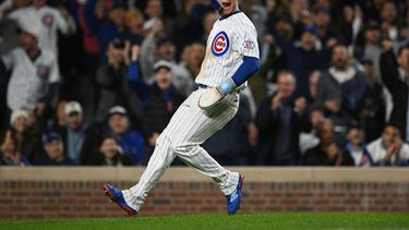 Pete Crow-Armstrong de los Cachorros de Chicago celebra al anotar una carrera durante el sexto inning contra los Marlins de Miami, el martes 22 de septiembre de 2026, en Chicago. (AP Foto/Paul Beaty)