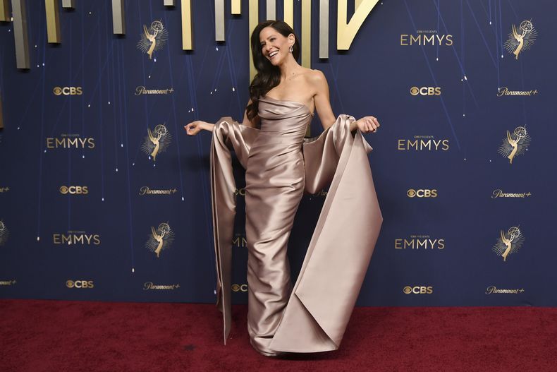 Jackie Tohn llega a la 77.ª edición de los Premios Emmy el domingo 14 de septiembre de 2025 en el Teatro Peacock de Los Ángeles. (Foto Richard Shotwell/Invision/AP)