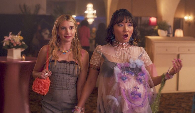 Emma Roberts, izquierda, y Poppy Liu en una escena de Space Cadet. (Prime Video vía AP)