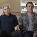 Esta imagen publicada por Apple TV+ muestra a Harrison Ford, a la izquierda, y Jason Segel en una escena de Shrinking. (Beth Dubber/Apple TV+ via AP)