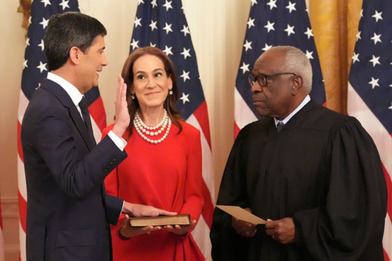 El juez Clarence Thomas, derecha, toma juramento a Kevin Warsh, izquierda, como presidente de la Reserva Federal, ante la mirada de su esposa, Jane Lauder, en la Sala Este de la Casa Blanca, el viernes 22 de mayo de 2026 en Washington. (AP Foto/Alex Brandon)