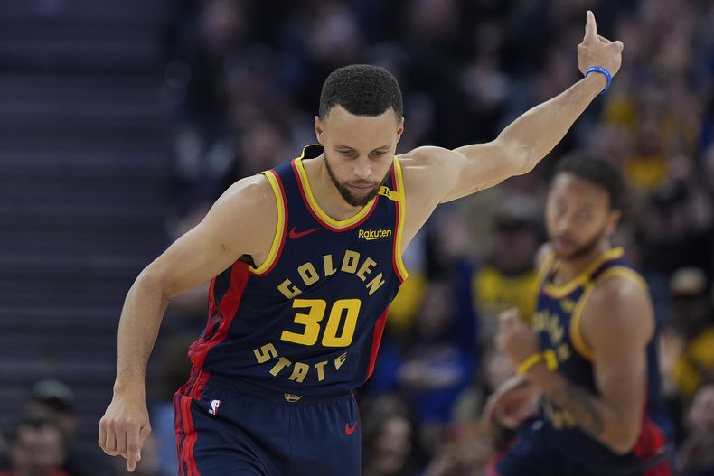 Stephen Curry, base de los Warriors de Golden State, festeja luego de encestar en el partido del miércoles 20 de noviembre de 2024, ante los Hawks de Atlanta (AP Foto/Godofredo A. Vásquez)
