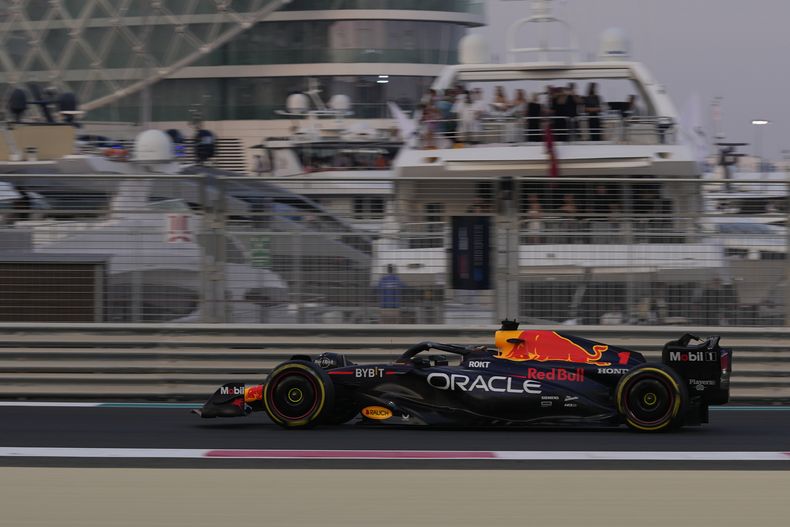 El piloto de Red Bull Max Verstappen maniobra su auto durante la segunda práctica antes del Gran Premio de Abu Dhabi el viernes 24 de noviembre del 2023. (AP Foto/Kamran Jebreili)