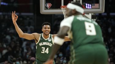 Antetokounmpo hará equipo con sus hermanos