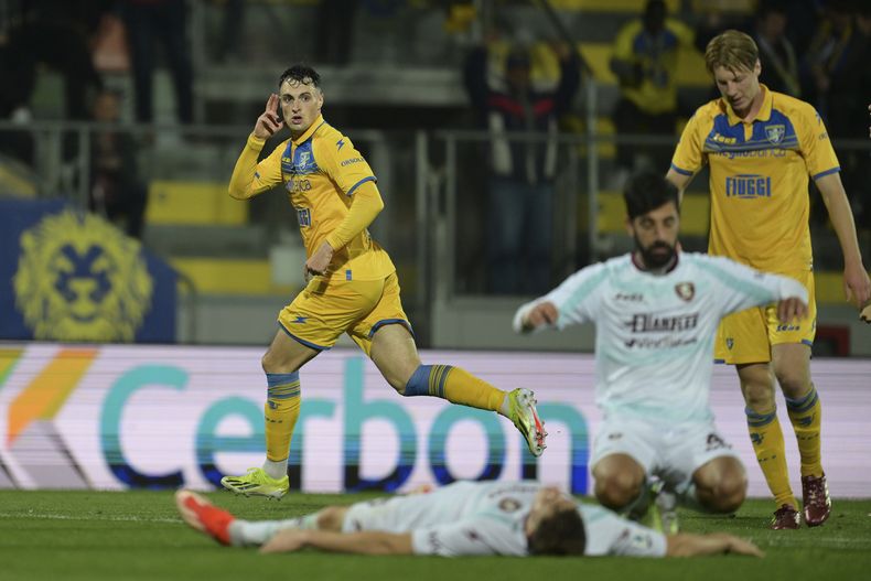 Nadir Zortea del Frosinone celebra su anotación durante el partido de la Liga de Italia ante Salernitana en el estadio Benito Stirpe, en Frosinone, Italia, el viernes 26 de abril de 2024. (Alfredo Falcone/LaPresse via AP)