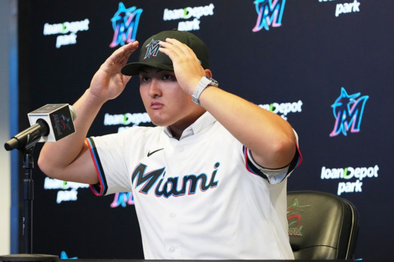 Rintaro Sasaki, de los Marlins de Miami, se ajsuta la gorra antes de una conferencia de prensa el jueves 23 de julio de 2026 (AP Foto/Lynne Sladky)