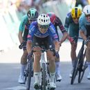 El belga Jasper Philipsen (izquierda) en el sprint final de la 17ma etapa del Tour de Francia, el miércoles 22 de julio de 2026, en Voiron, Francia. (AP Foto/Thibault Camus)