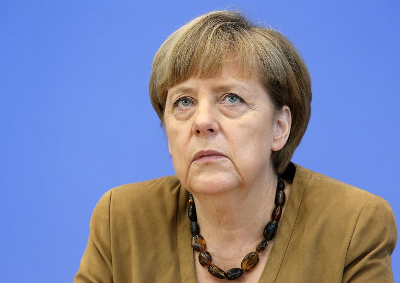La canciller federal alemana Angela Merkel durante una conferencia de prensa en Berl&iacute;n el 18 de julio del 2014. Merkel sali&oacute; al paso de las especulaciones y dijo que completar&aacute; su per&iacute;odo de gobierno. (AP Foto/Michael Sohn)