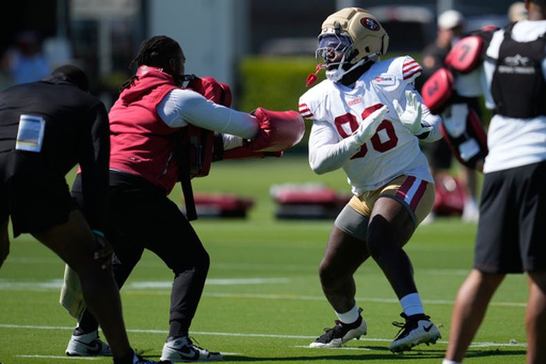ARCHIVO - Cameron Sample (derecha), de los 49ers de San Francisco, asiste al campamento de entrenamiento del equipo de fútbol americano, el 31 de julio de 2026, en Santa Clara, California. (Foto AP/Jeff Chiu, Archivo)