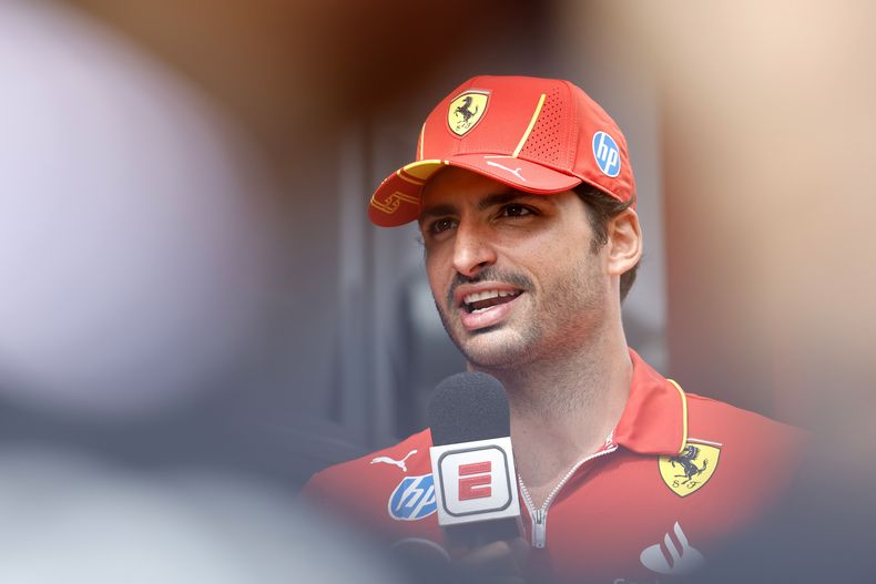 ARCHIVO - El piloto español de Ferrari, Carlos Sainz, habla con los medios antes del Gran Premio de Fórmula Uno en el autódromo de Spa-Francorchamps en Spa, Bélgica, el jueves 25 de julio de 2024. (AP Foto/Geert Vanden Wijngaert, Archivo)