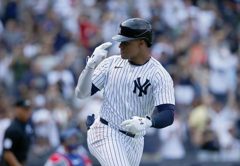 El dominicano de los Yankees de Nueva York, Juan Soto hace un gesto hacia su banquillo luego de impactar un jonrón en el séptimo episodio, su segundo del juego ante los Rangers de Texas, el domingo 11 de agosto de 2024. (AP Foto/John Munson)