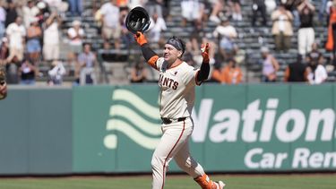 Patrick Bailey festeja luego de batear un doble de terreno que remolcó a Tyler Fitzgerald para definir el triunfo sobre los Diamondbacks de Arizona, el jueves 5 de septiembre de 2024 (AP Foto/Jeff Chiu)