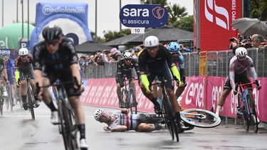 El pelotón en la meta de la quinta etapa del Giro de Italia, el miércoles 10 de mayo de 2023, en Salerno. (AP Foto/Massimo Paolone vía LaPresse)