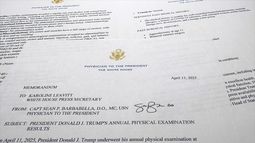 Informe sobre la salud del presidente Donald Trump después de su examen físico el 11 de abril de 2025 en el Centro Médico Militar Nacional Walter Reed, publicado por la Casa Blanca en nombre de su médico, el capitán de la Marina, Sean Barbabella, el domingo 13 de abril de 2025. (AP Foto/Jon Elswick)