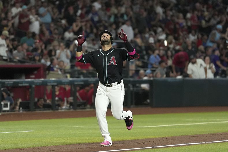 El venezolano Eugenio Suárez, de los Diamondbacks de Arizona, recorre los senderos luego de conseguir un jonrón ante los Cardenales de San Luis, en el tercer inning del juego del sábado 19 de julio de 2025 (AP Foto/Ross D. Franklin)