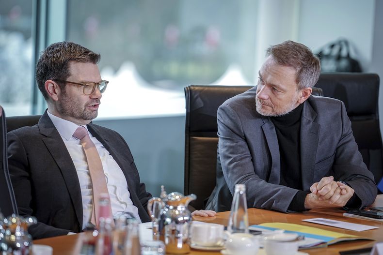 El ministro de justicia alemán Marco Buschmann (i) con el ministro de finanzas Christian Lindner, en Berlín, el 7 de febrero de 2024. (Kay Nietfeld/dpa via AP)