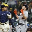 Kerry Carpenter de los Tigres de Detroit celebra su jonrón de tres carreras frente a los Cerveceros de Milwaukee el martes 25 de abril del 2023. (AP Foto/Jeffrey Phelps)