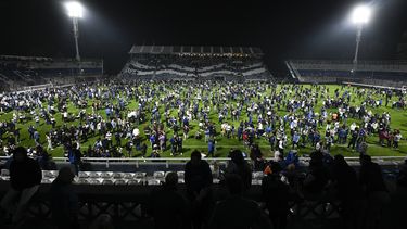 Gimnasia-Boca, suspendido entre violencia y gases
