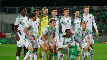 Los jugadores de la selección de Irlanda posan para la fotografía de equipo antes del partido de fútbol de la Liga de Naciones de la UEFA entre Kosovo e Irlanda en Pristina, Kosovo, el 24 de septiembre de 2026. (Foto AP/Visar Kryeziu)