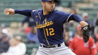 ARCHIVO - En foto del primero de marzo del 2023, el relevista panameño Javy Guerra de los Cerveceros de Milwaukee lanza en la tercera entrada del juego de exhibición ante los Angelinos de Los Ángeles. El sábado 29 de abril del 2023, Guerra vuelve a los Rays en un canje con Cerveceros. (AP Foto/Morry Gash, Archivo)