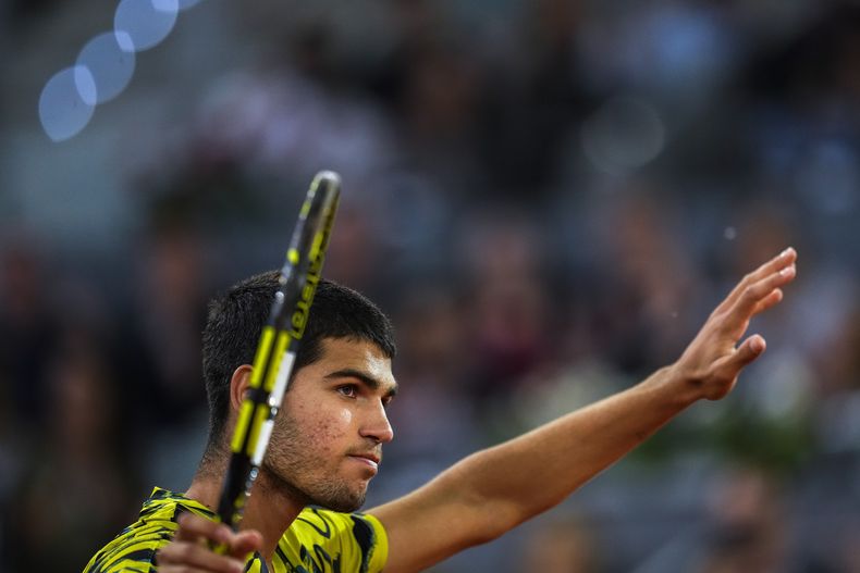 Carlos Alcaraz tras su victoria ante Grigor Dimitrov en el Abierto de Madrid, el domingo 30 de abril de 2023. (AP Foto/Manu Fernández)