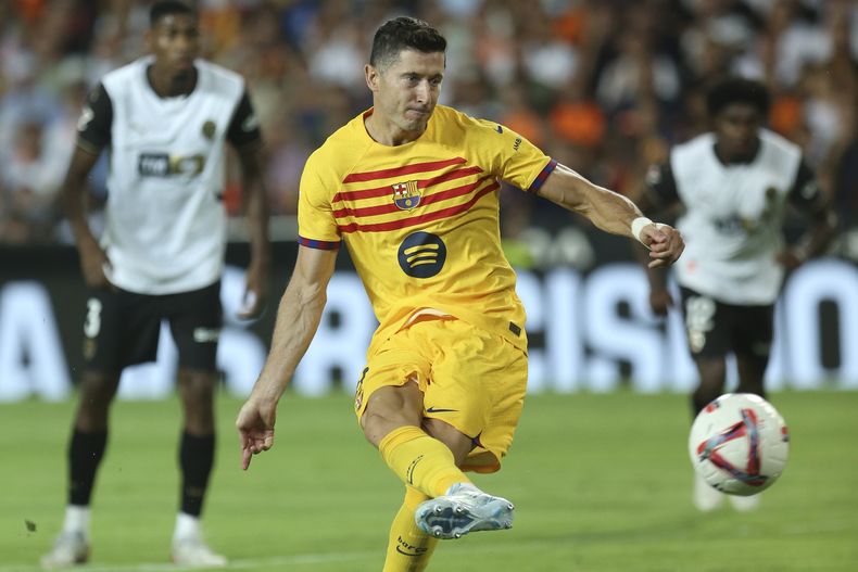 Robert Lewandowski del Barcelona anota un penal en el encuentro de la liga española ante el Valencia el sábado 17 de agosto del 2024. (AP Foto/Alberto Saiz)